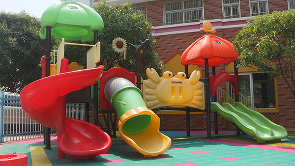 滑滑梯不滑怎么辦？開(kāi)心玩具教你一招輕松搞定！