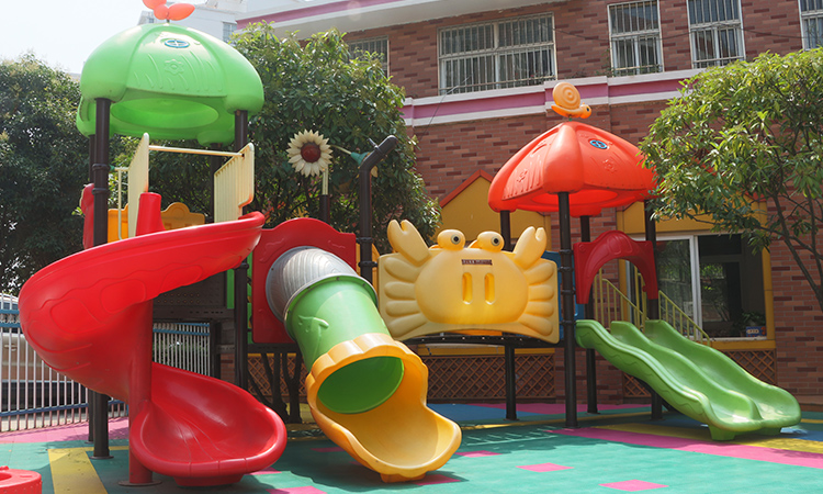 幼兒園滑梯