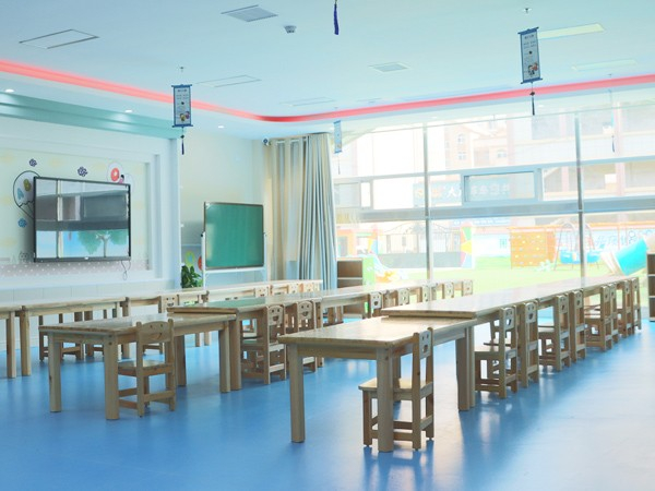 幼兒園實(shí)木桌椅